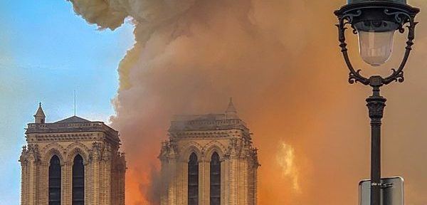 Notre Dame brennt